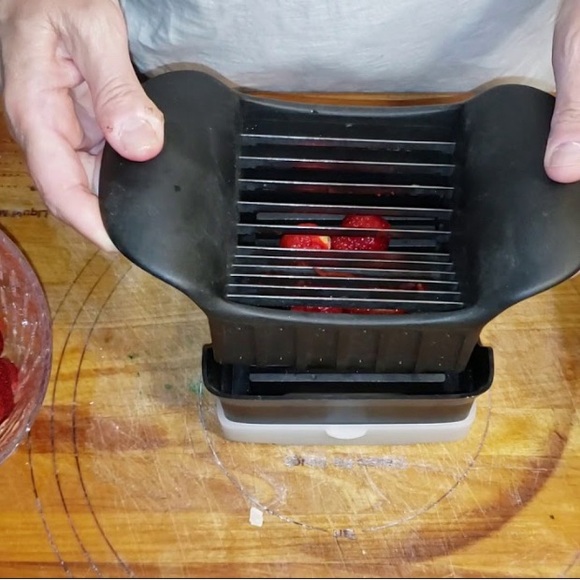 NWT - Pampered Chef Quick Slice. Cut eggs, fruit, vegetables cakes, etc. - Picture 5 of 7